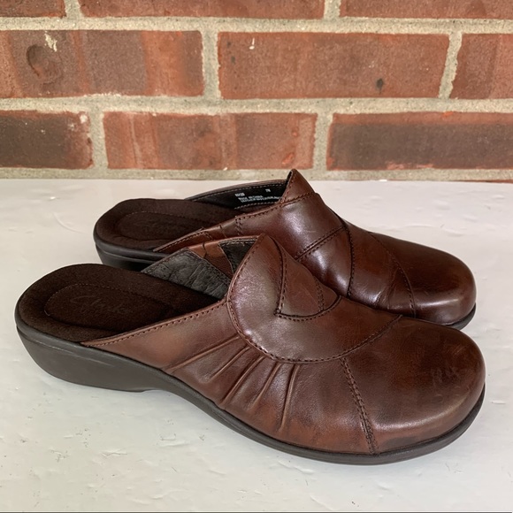 low heel clarks clogs